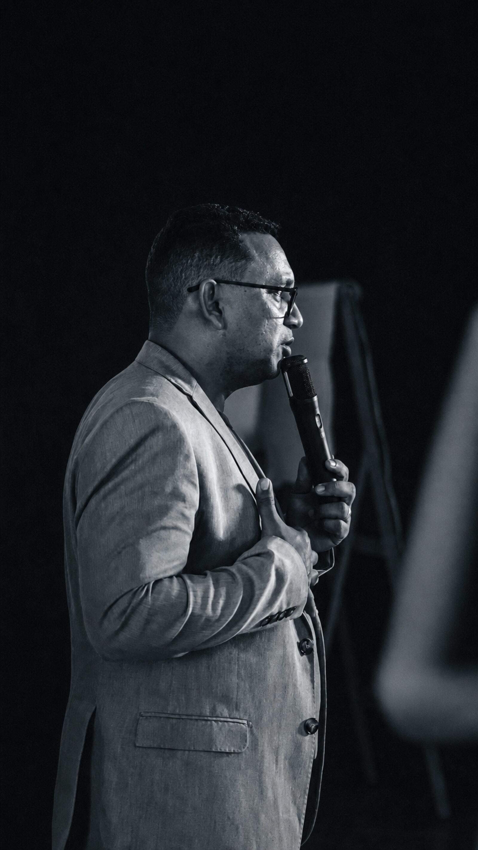 Evandro Reis em palco durante treinamento presencial